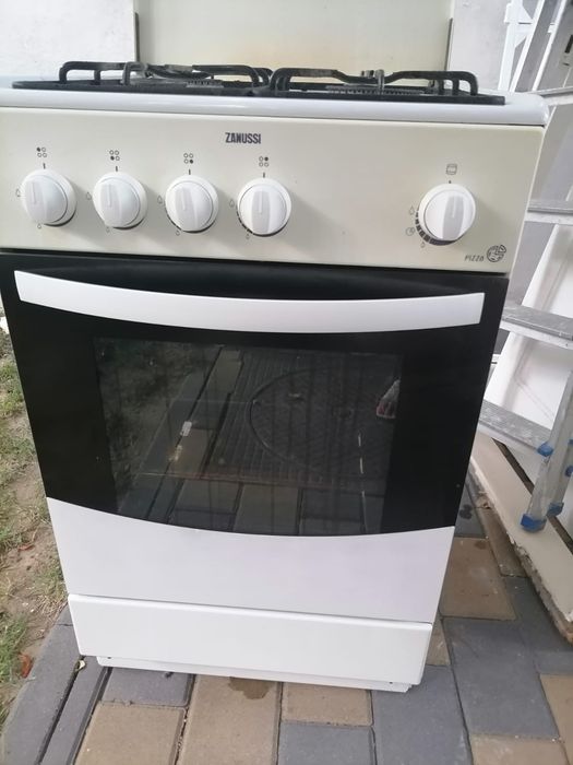 Vând aragaz Zanussi cu 4 ochiuri