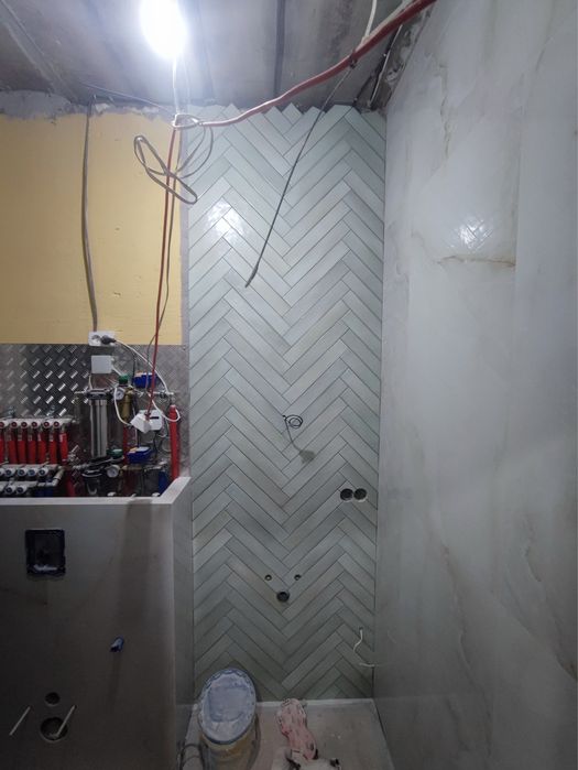 Плиточник, кафельщик.