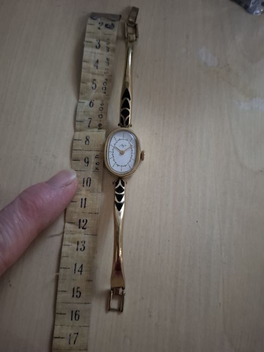 Продам женские наручные часы Луч