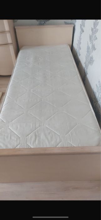 Продам кровать с матрацом
