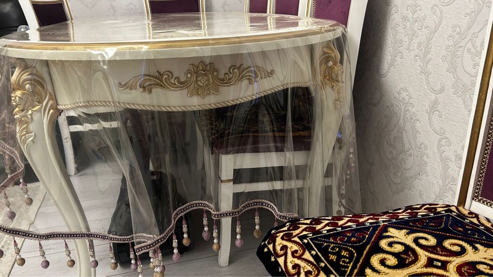 Роскошный раскладной стол вместе со стулями