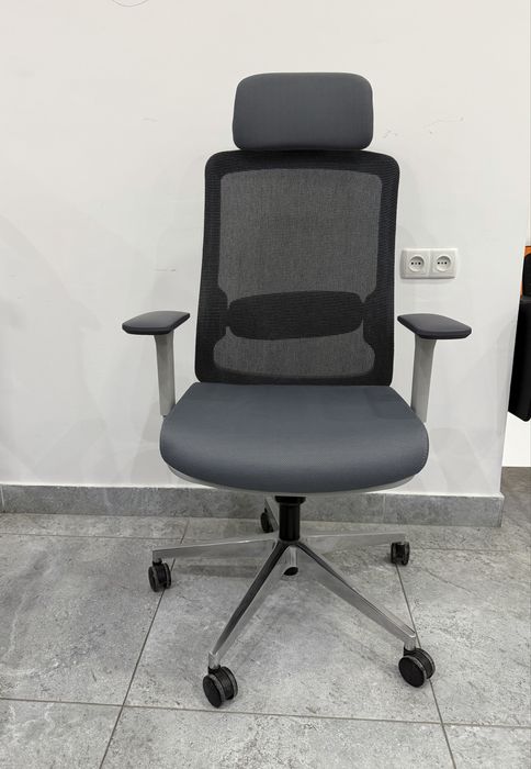 Кресло для офиса и первой рук