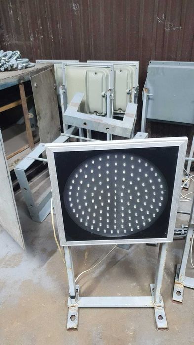 Продам б/у жёлтые мигающие светофоры Т.7.II