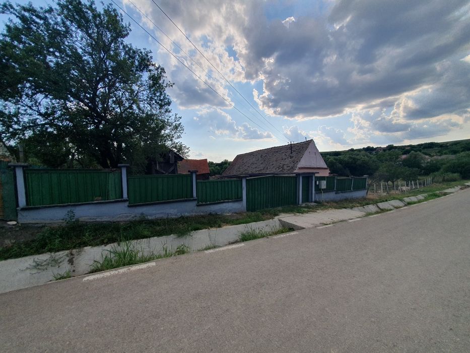 Casă cu teren intravilan (1000mp) în Armeni