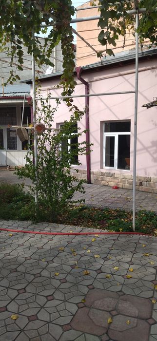 Лутфий! ВДОЛЬ ДОРОГИ.Срочно продаётся дом.