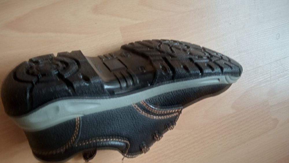 Продавам работни мъжки обувки