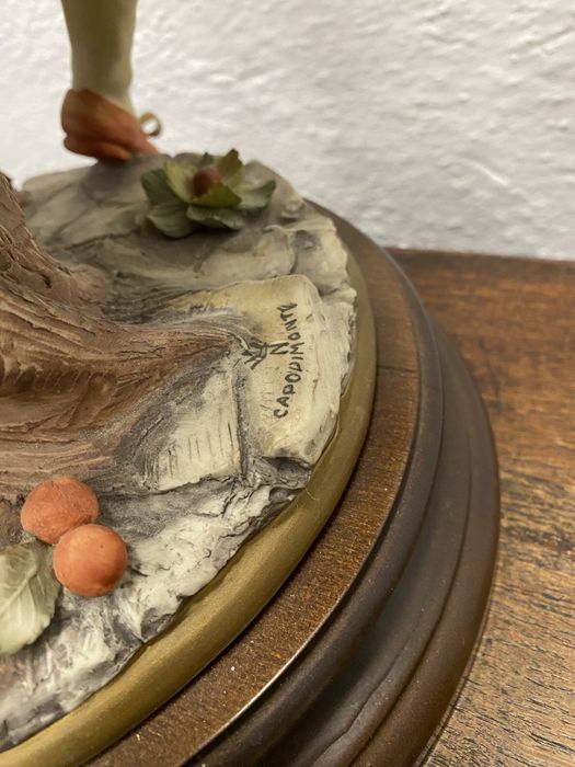 Винтидж Capodimonte фигура с кош цветя, Италия