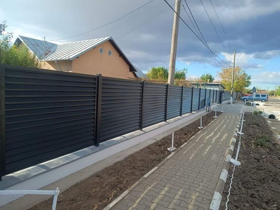 Construim la comanda dvs. garduri si porti din:
- panouri stil jaluzea