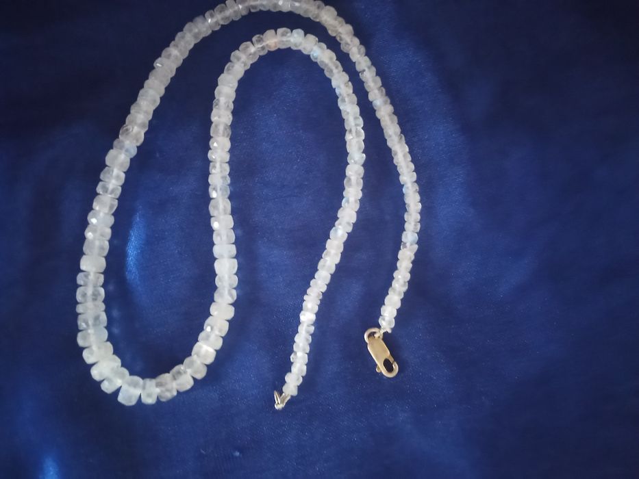 Продам бусы из адуляра