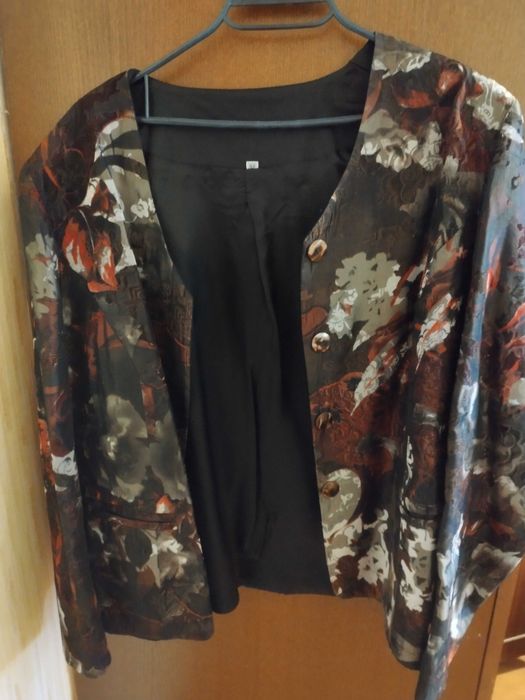 Есенно сако с флорални мотиви
