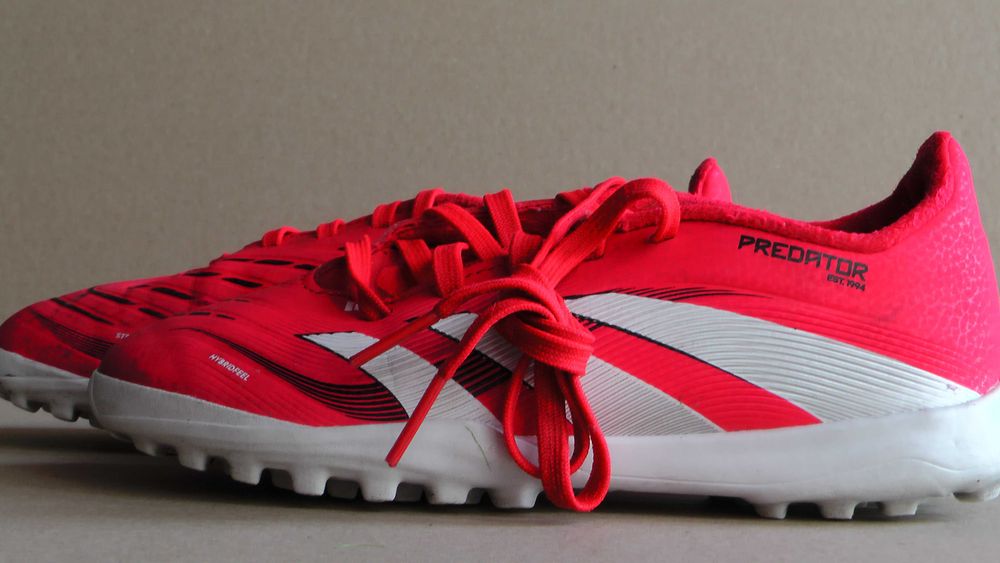 Ghete fotbal sitetic aproape noi Adidas Predator TF marimea 32