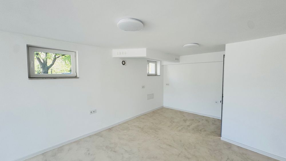 Отдава под наем помещение със статут гараж 29,5 м.кв. София Прощад Папа Йоан Павел II N 3