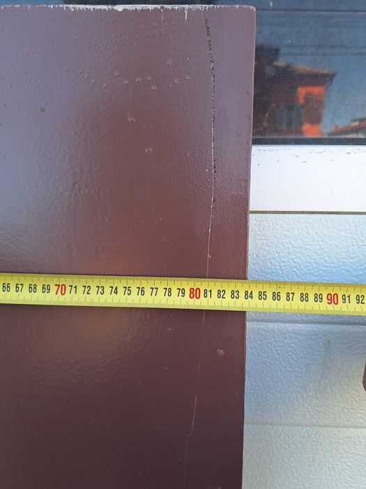 Масивна метална врата с брава и каса