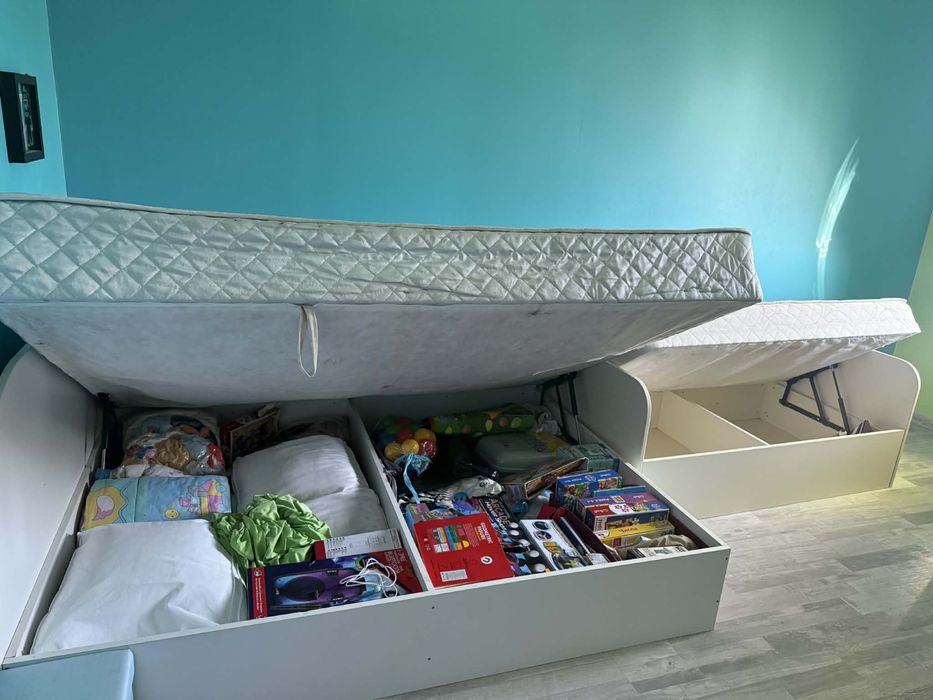 Продавам две легла