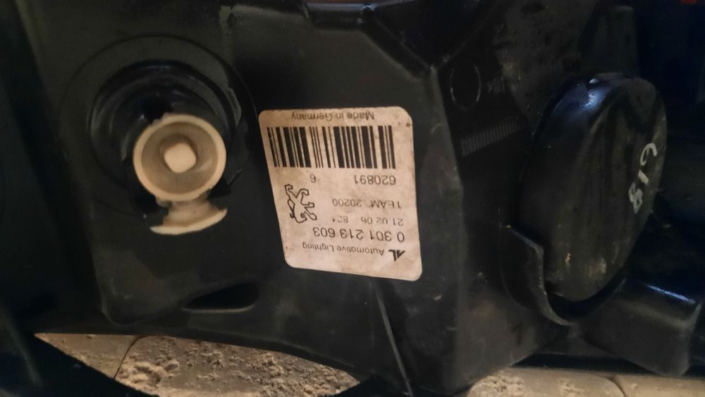 Peugeot 407 - оригинален фар