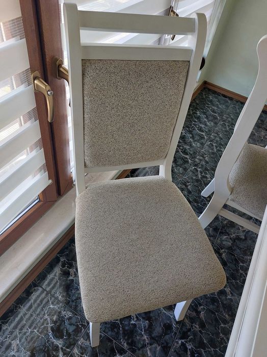 Разтегателна кухненска маса със шест стола