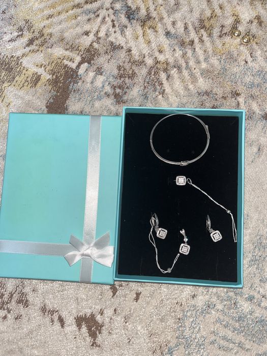 набор серебренных украшении