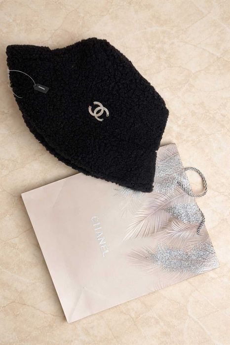 chanel  двулицева черна шапка с периверия пухкава нова шанел унисекс
