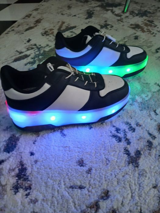 Кроссовки светодиодные