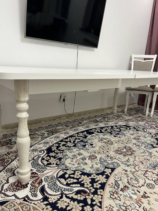 Стол и стулья для гостиной