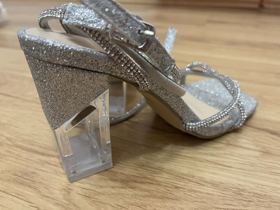 Vand sandale noi, marimea 36