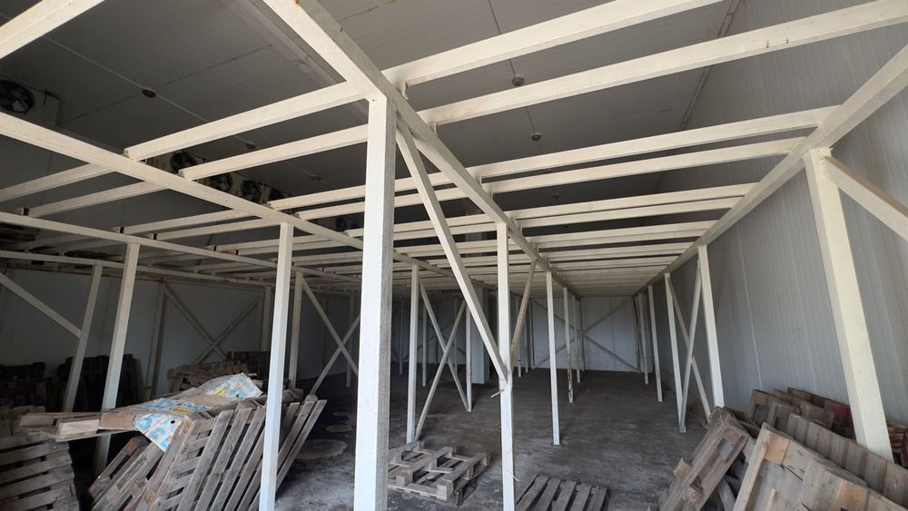 The factory space of 62,000 square meter with refrigerator for 500 ton