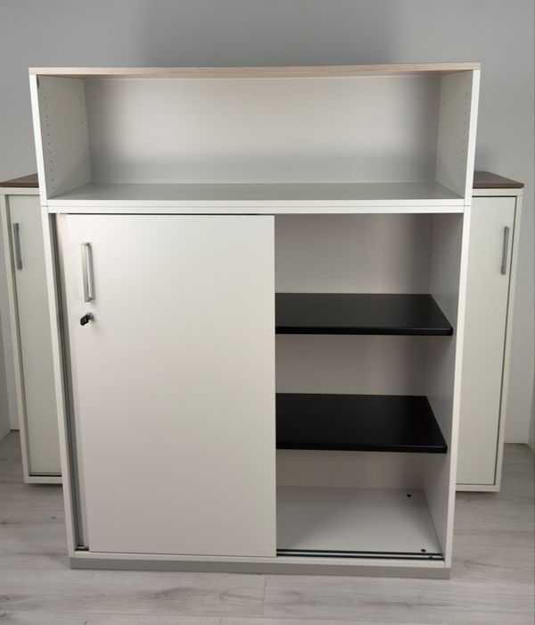 Офис шкаф с плъзгащи врати и допълнитена ракла  Steelcase