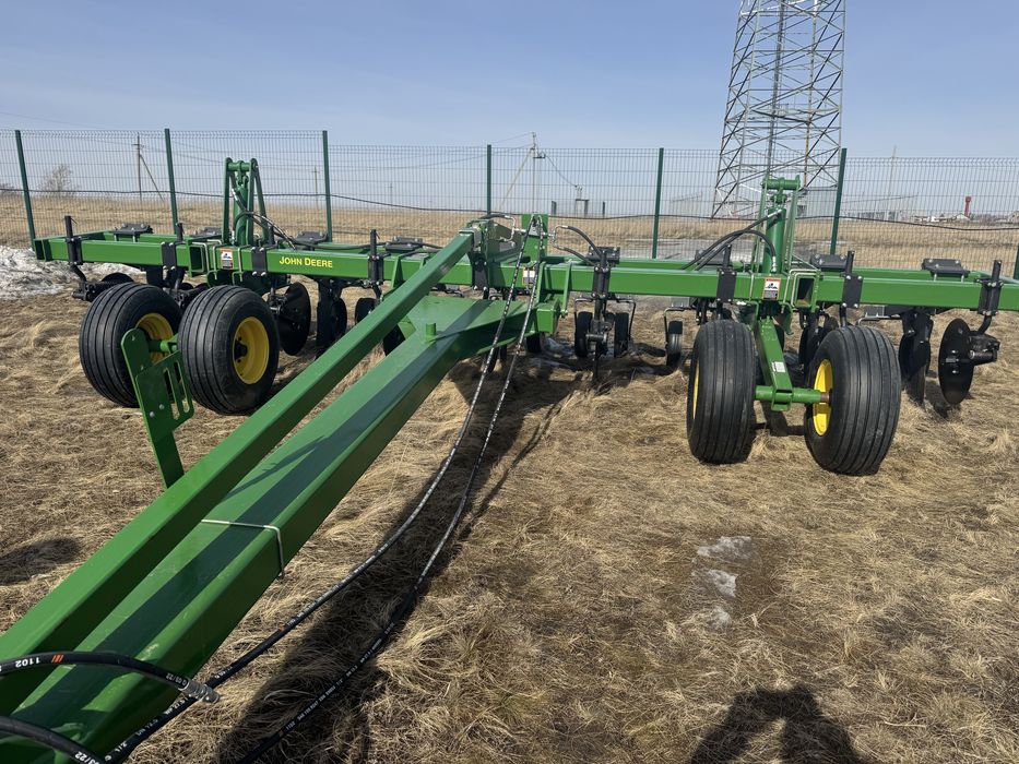 Глубокорыхлитель-щелеватель John Deere 2100