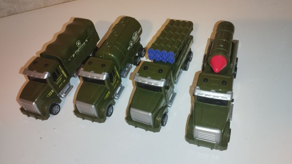 Продам набор военных машинок, пластик