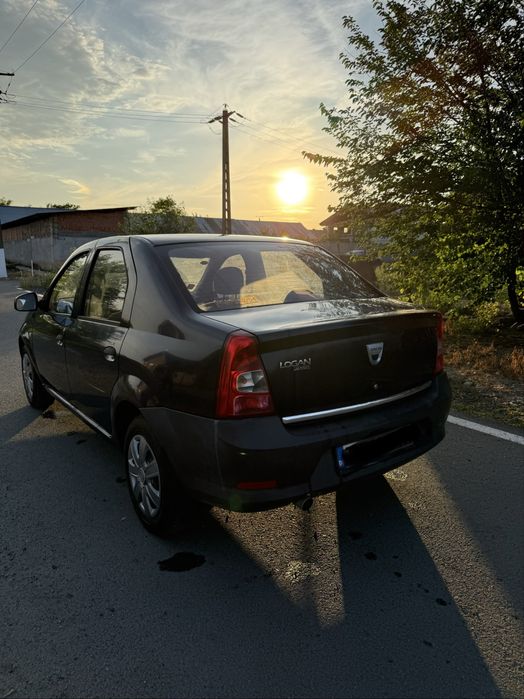 Vând Dacia Logan