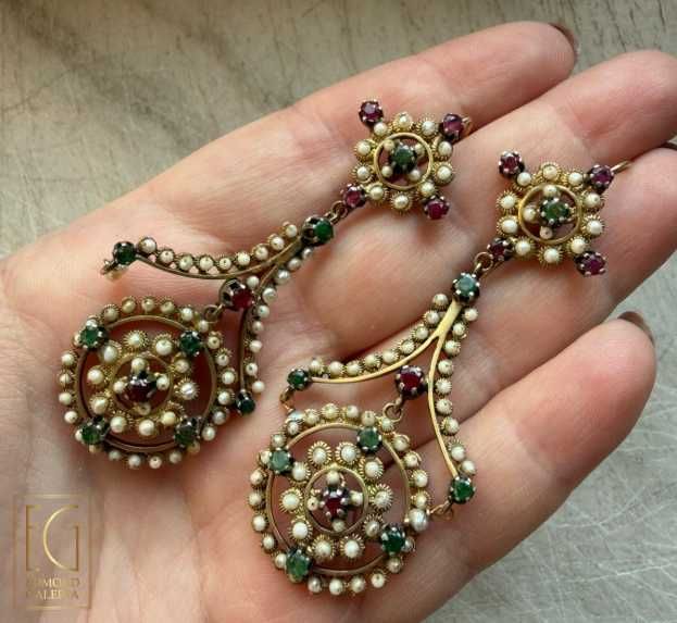 Pereche de cercei din aur și argint, cu smaralde, rubine și perle seed