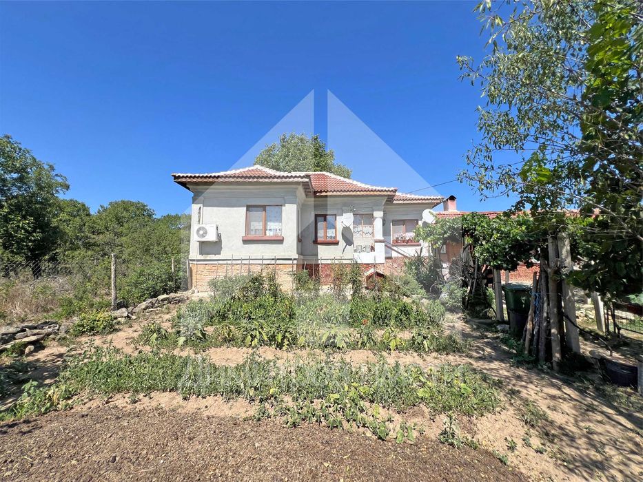 Продава еднофамилна, тухлена къща с 2 ДКА двор на 70 км от Варна.