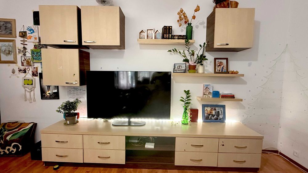 Mobilier living complet, calitate buna (comoda TV + corpuri suspendate + rafturi) – modern, 280 cm