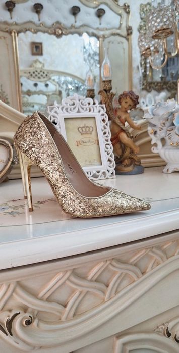Pantofi aurii superbi