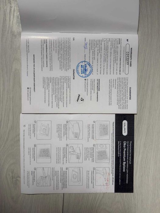 Vand masa de manichiură cu aspirator incorporat.