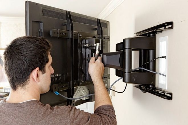 Serviciu de montaj TV cu fixare pe suport perete/tavan