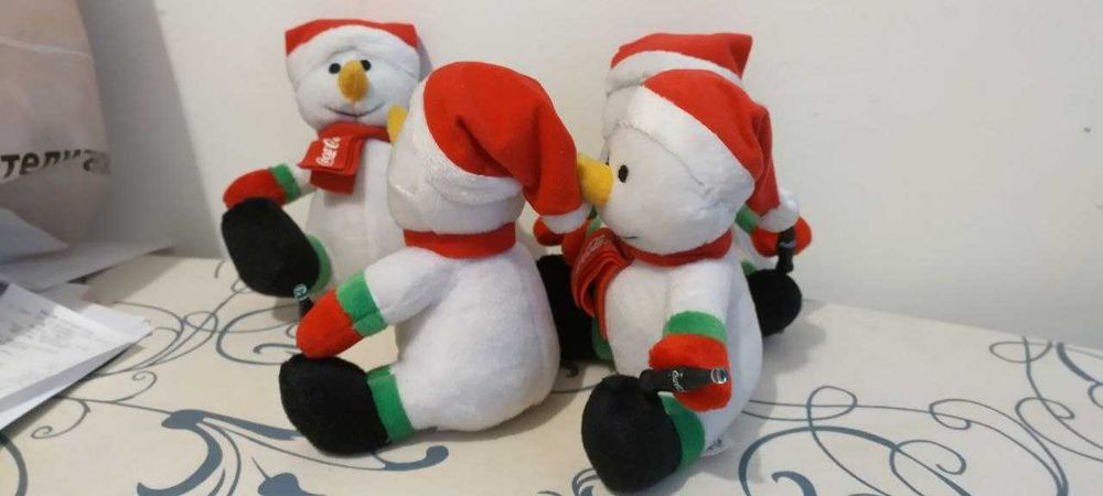 Продавам 3 броя плюшени снежни човечета Кока-Кола
