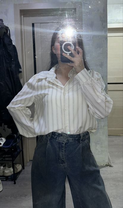 рубашка в полоску.