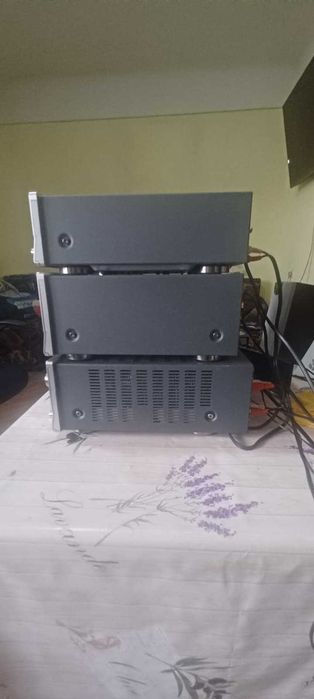 Amplificator Universum functioneaza foarte bine .Bonus cd ,,si caset deck .
