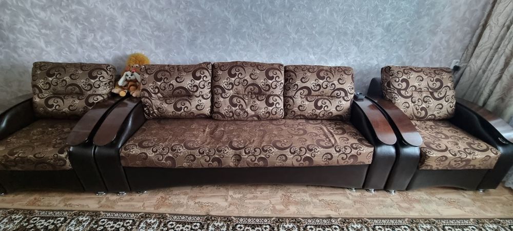 Диван с двумя креслами