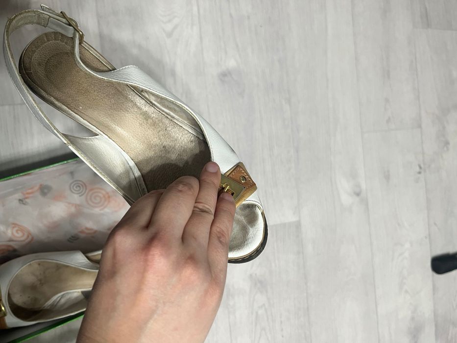 Продам пару обуви летней