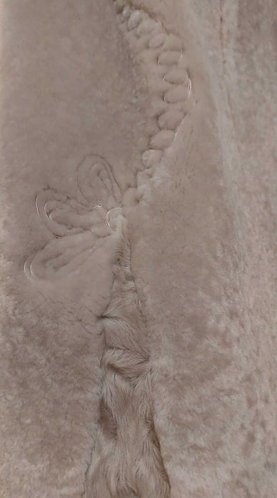 Blana naturala gri, lunga, de mouton, cu detaliu de nurca la gluga