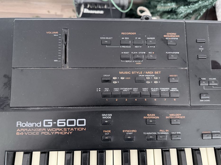 Vand orga ROLAND G-600, statie + 2 boxe de mari dimensiuni funcionale. In plus, stativ de orga si partituri