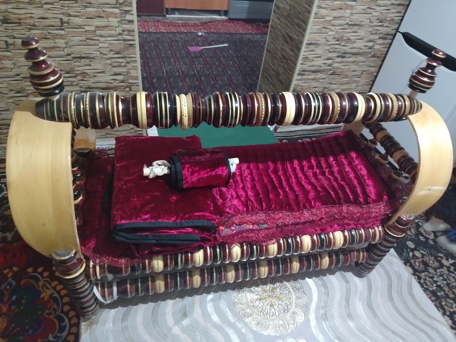 Beshik yangi ishlatilmagan kamplekt narsalari bilan