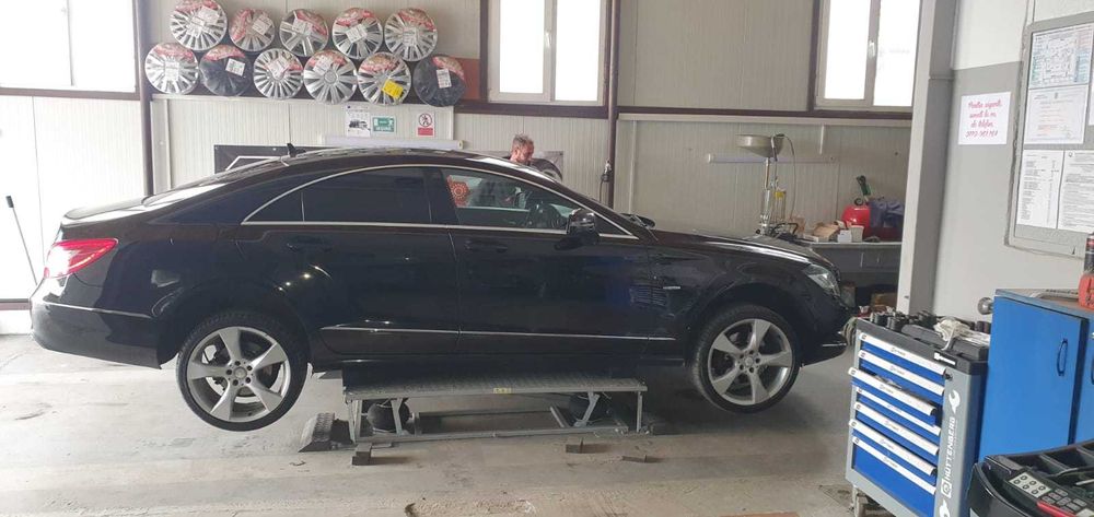 Elevator auto pe aer, compact, cu 4 perne  pentru vulcanizare