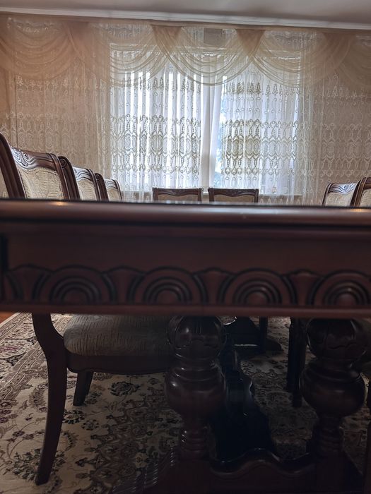 Стол деревянный коричневного цвета