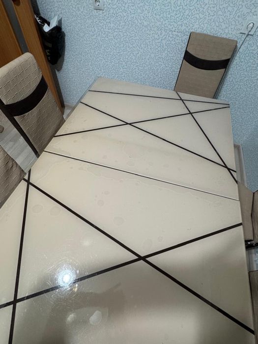 Обеденный стол.