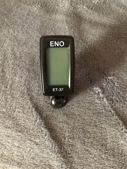 Tuner electronic pentru acordat instrumentele muzicale cu coarde