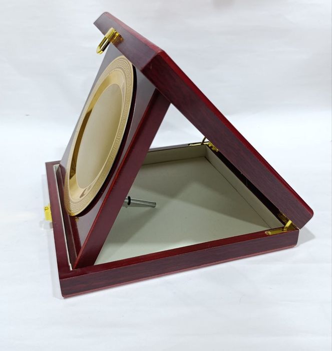 Наградная плакетка в подарочном футляре