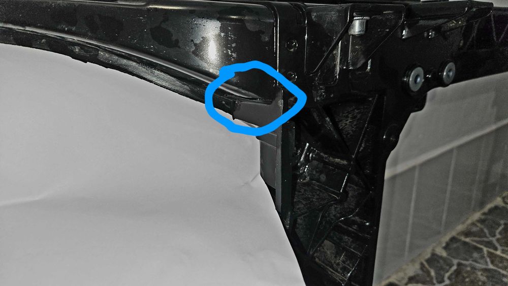 Суппорт радиатора (телевизор)